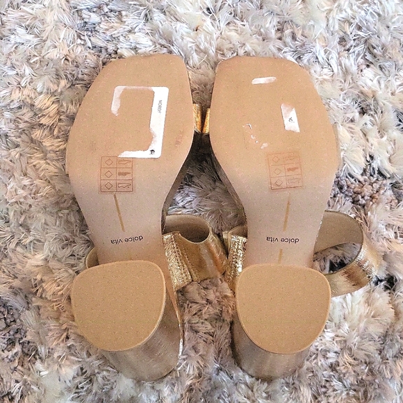 Pretty gold shoes - Picture 4 of 4